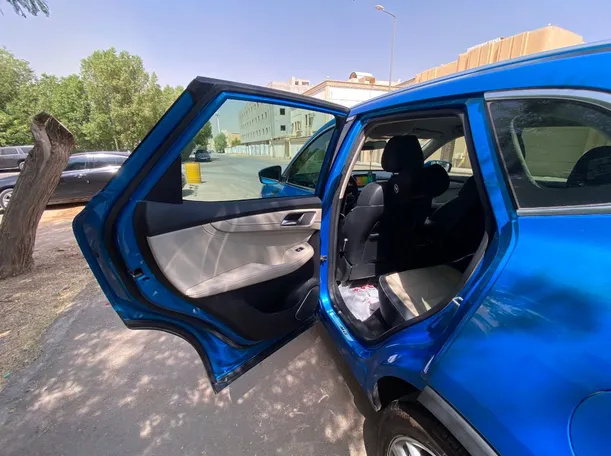 Car image 12
