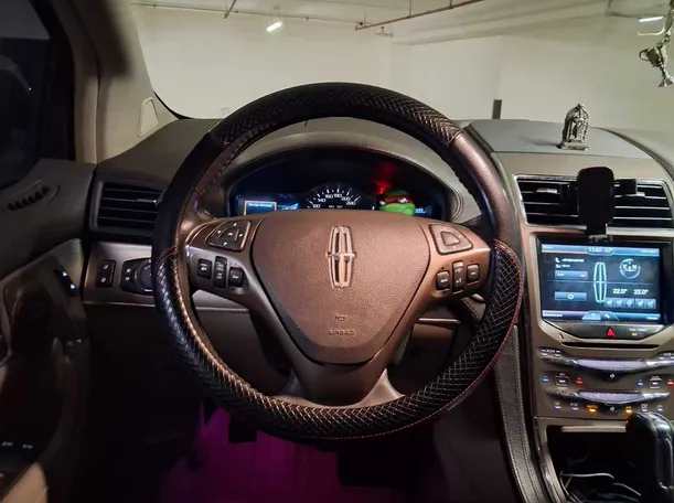 Car image 19