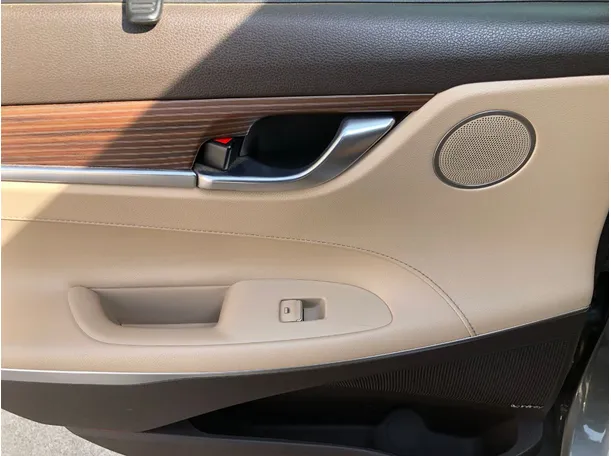 Car image 22
