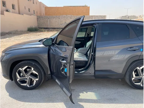 Car image 10