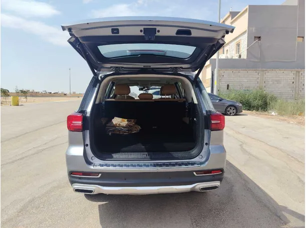 Car image 25