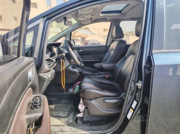 Car image 12