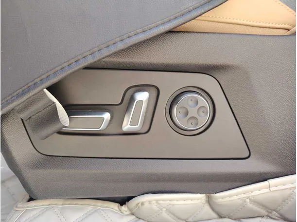 Car image 27
