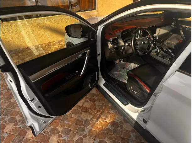 Car image 10