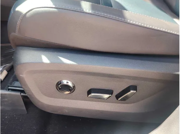 Car image 32