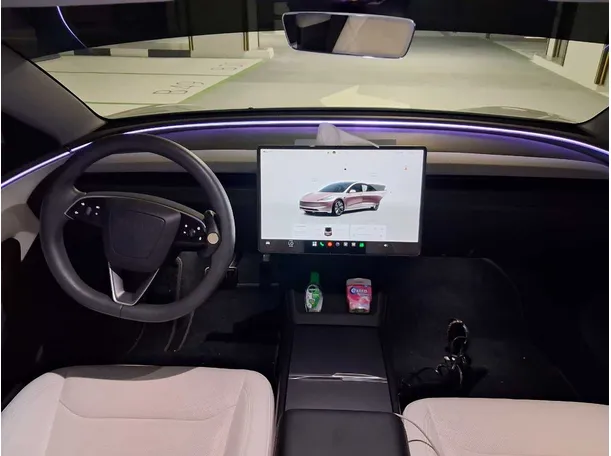 Car image 14