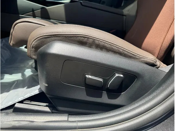 Car image 30