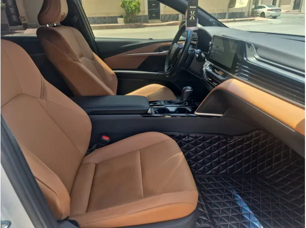 Car image 8