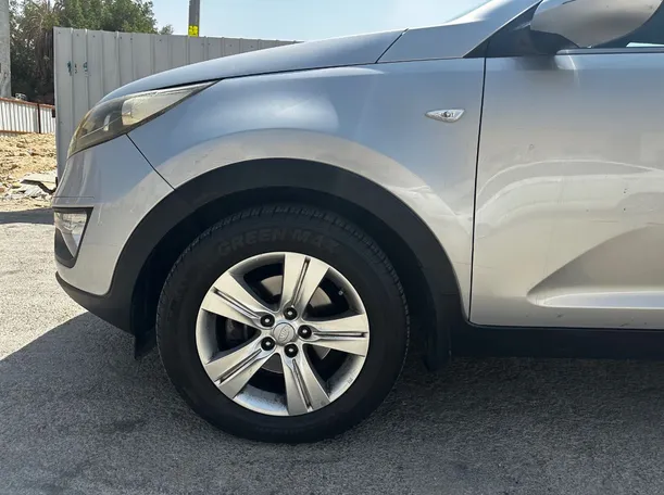 Car image 9