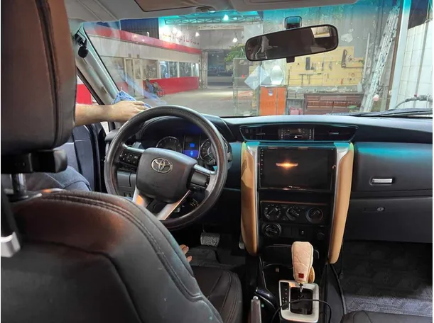 Car image 19