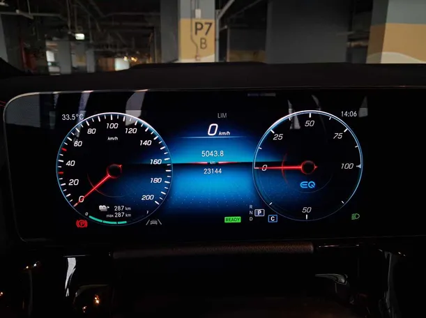 Car image 18