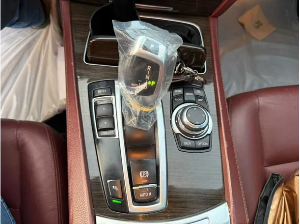 Car image 24