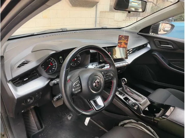 Car image 14