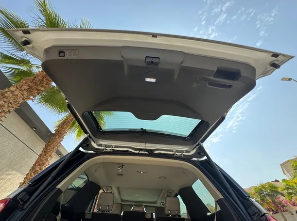 Car image 24