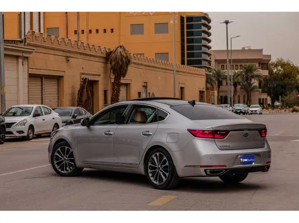 Car image 14