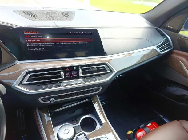 Car image 24