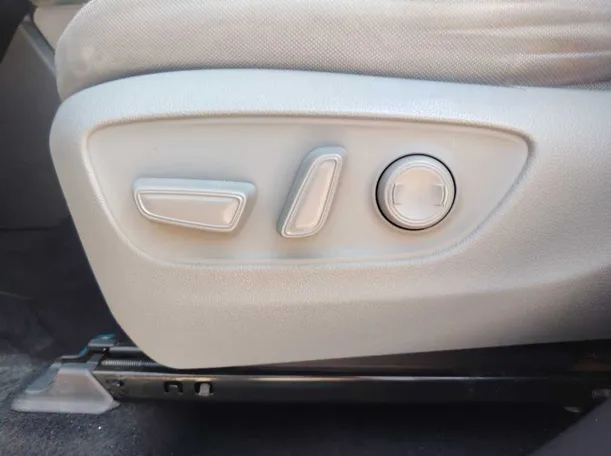 Car image 29