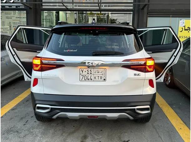 Car image 13