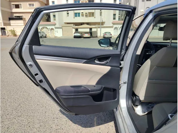 Car image 14
