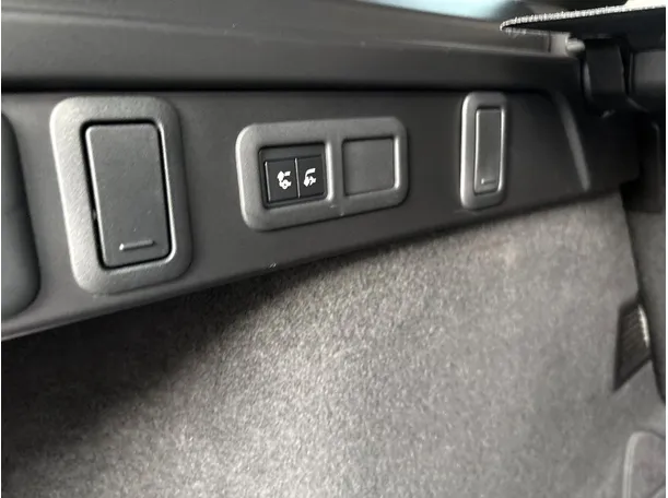 Car image 32