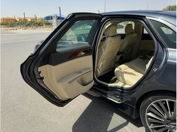 Car image 14