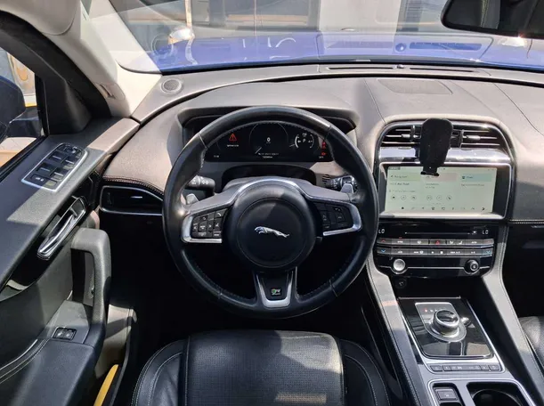 Car image 14