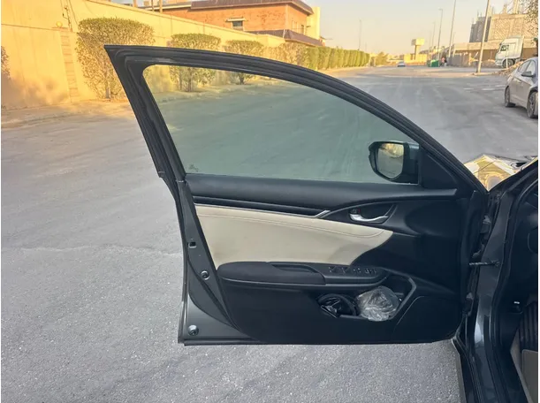 Car image 10