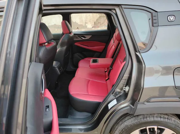 Car image 15