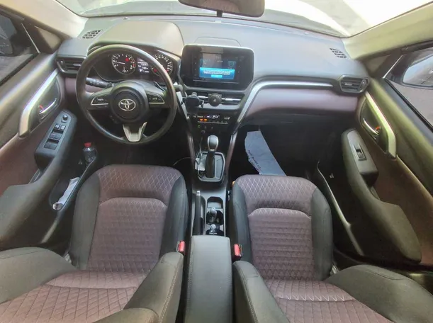 Car image 14