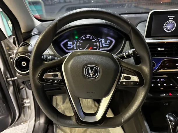Car image 19