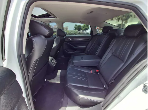 Car image 13
