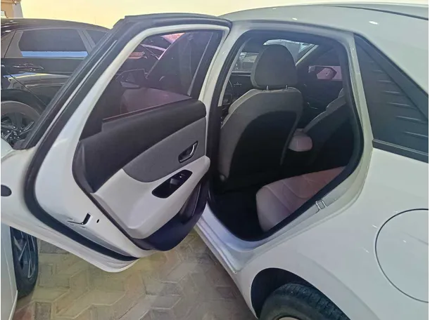 Car image 19