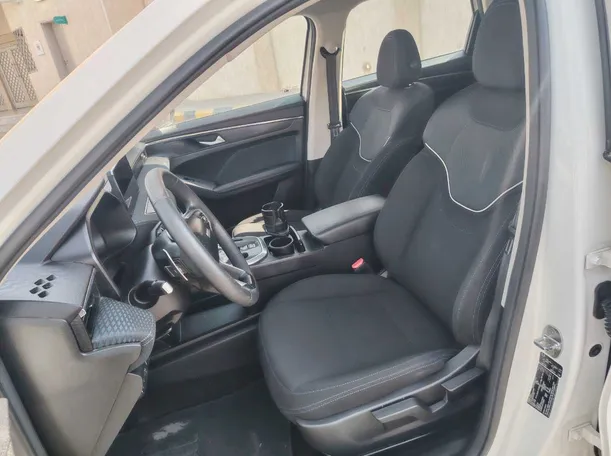 Car image 11
