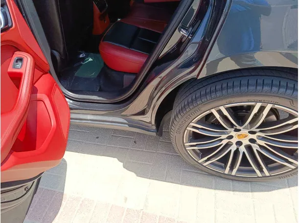 Car image 17