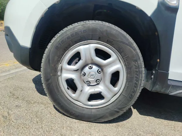 Car image 9