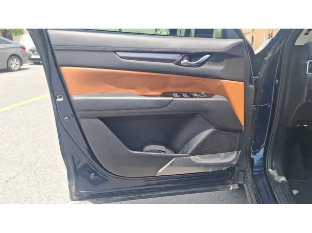 Car image 10