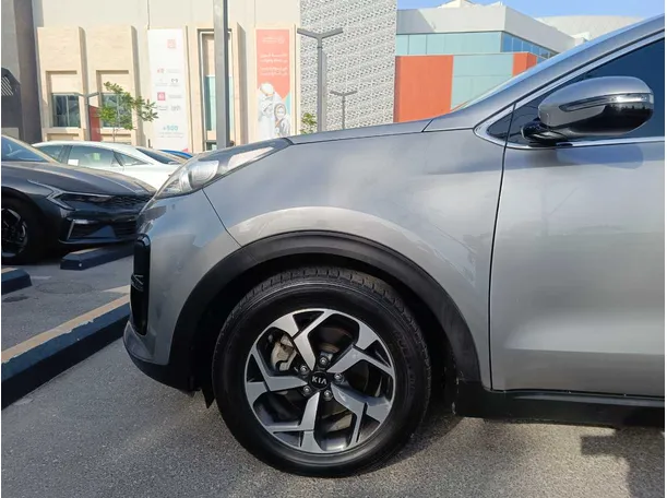 Car image 9