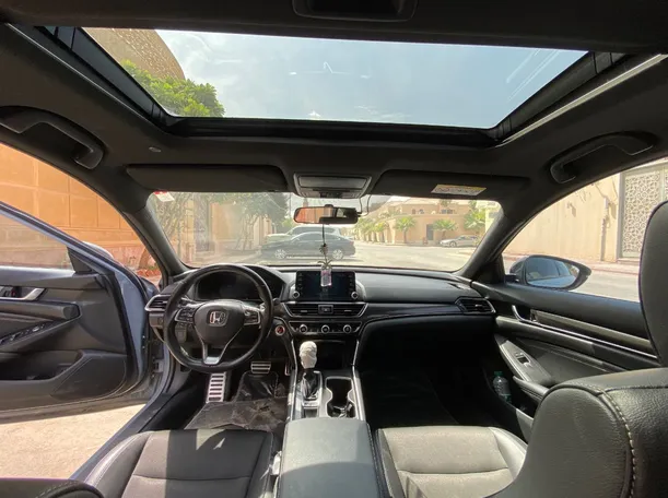 Car image 15