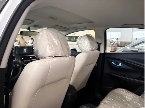 Car image 19