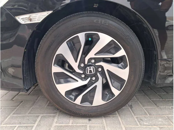 Car image 9