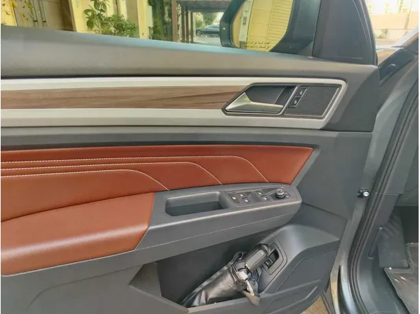 Car image 40