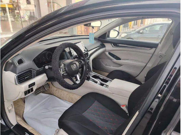 Car image 12