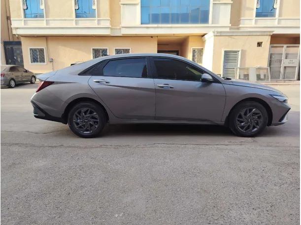 Car image 4