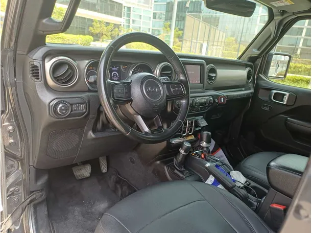 Car image 11