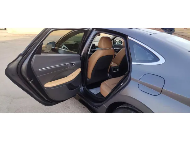Car image 14