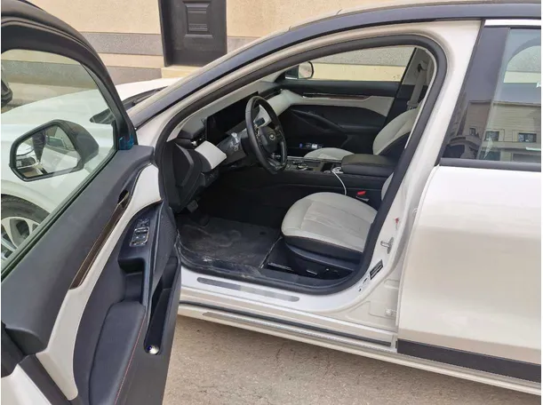 Car image 11