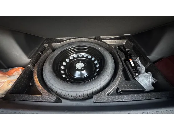 Car image 26