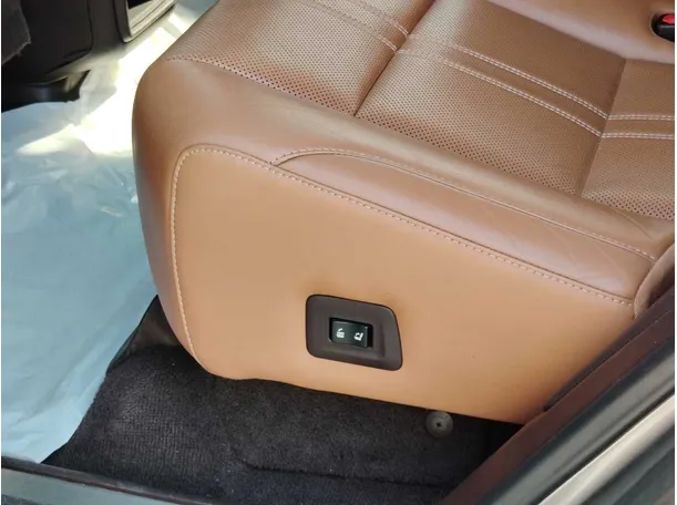 Car image 30