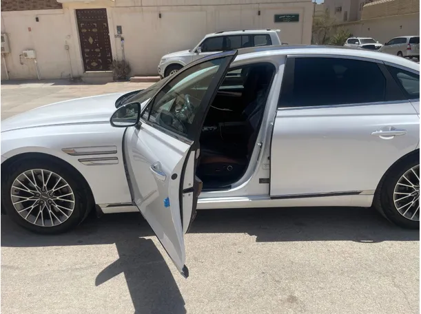 Car image 12