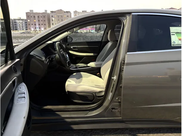Car image 11
